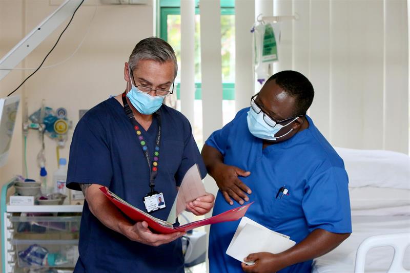 Ward manager and nurse discussing chart